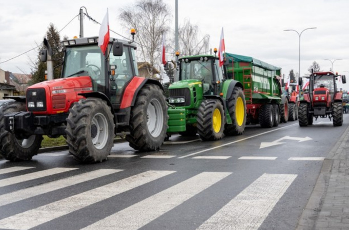 Утром 20 апреля польские фермеры прекратили блокировку грузовиков перед пунктами пропуска «Шегини-Медика» и «Краковец-Корчева».