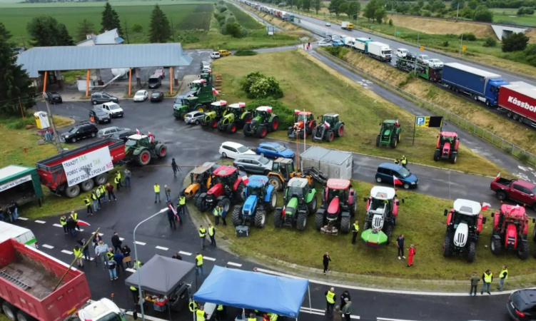 Польские фермеры на сегодня блокируют на границе движение грузовиков в пункте пропуска «Рава-Русская», пропуская по несколько транспортных средств в час.