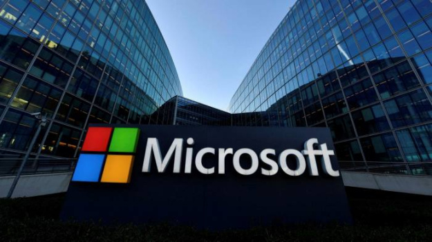 Акции крупнейшей в мире по капитализации компании Microsoft выросли еще на 6,3% после обнародования финансового отчета и оптимизма по внедрению технологий искусственного интеллекта.