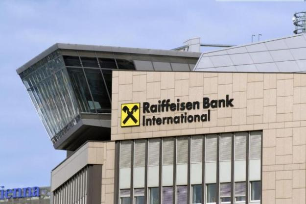 Купівля Raiffeisen Bank International (RBI) частки в будівельній компанії Strabag, пов'язаної з російським олігархом Олегом Дерипаскою, залишається під ретельною оцінкою на предмет будь-яких ризиків, пов'язаних з дотриманням законодавства.